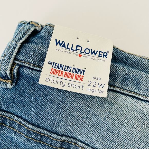 Wallflower | Fearless Curvy Super High Rise Shorty Short 22W Regular NWT - Picture 2 of 10